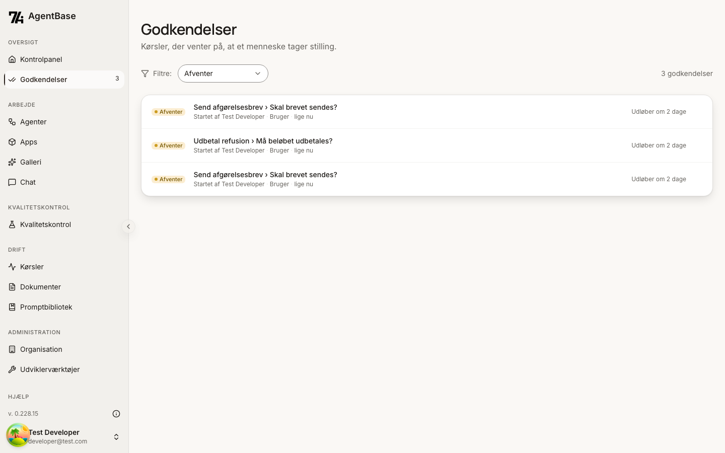 Indbakken Godkendelser med tre ventende opgaver og antallet ved menupunktet