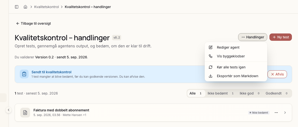 Arbejdsrummets Handlinger-menu åben med Rediger agent, Vis byggeklodser, Kør alle tests igen og Eksportér som Markdown